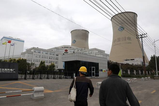 Workers at a coal plant in Shenyang, Liaoning Province, make their way to the plant on Sept. 29. (Yonhap News)