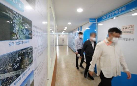 서울중앙지검 대장동 개발사업 의혹 사건 전담팀이 지난달 29일 자산관리회사 화천대유와 관련자들의 사무실 및 주거지 등에 대한 압수수색을 실시했다.   검찰은 이날 화천대유와 성남도시개발공사, 천화동인 4호 실소유주로 알려진 남욱 변호사의 청담동 소재 회사 등에 검사와 수사관을 보내 관련 자료 등을 확보한 것으로 알려졌다.   이날 압수수색이 진행된 경기도 성남도시개발공사에 벽면에 대장동 도시개발사업관련 내용의 패널이 붙어 있다. 연합뉴스