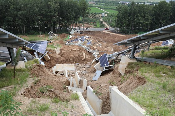 전북 장수군 등 전국 곳곳에서 산비탈에 설치된 태양광 발전시설이 산사태로 무너졌다. 사진은 2018년 붕괴된 경북 청도군 태양광 시설. [뉴스1]