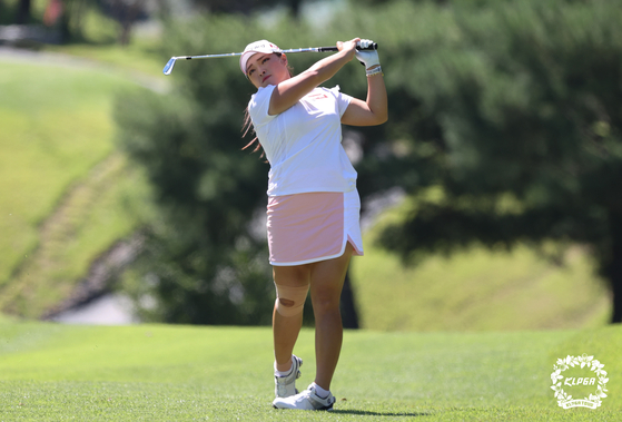 Jang Ha-na plays her iron shot at the OKSavingsBank Se Ri Pak Invitational at Sejong Silkriver in Sejong, Cheongju on Sept. 18. [KLPGA]