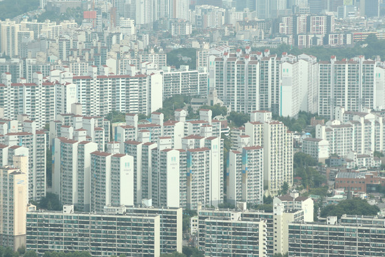 An apartment complex in downtown Seoul viewed from the 63 Square skyscraper in Yeouido, western Seoul, on Aug. 22. [YONHAP]