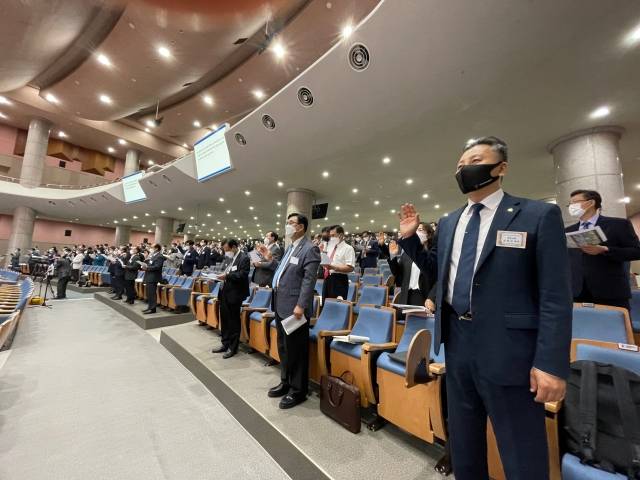 예장백석 총대들이 13일 충남 천안 백석대학교회에서 개최된 총회에서 차별금지법과 평등법을 반대한다는 선언을 하고 있다.