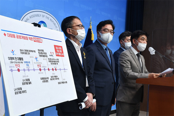 더불어민주당 대권주자인 이재명 경기도지사 측 열린캠프 의원들이 6일 국회 소통관에서 "대장동은 국민의힘 측과 토건세력이 민간개발을 주도했다"면서 검경 수사를 촉구하는 기자회견을 하고 있다. 왼쪽부터 박주민·우원식·김병욱 민주당 의원. [한주형 기자]