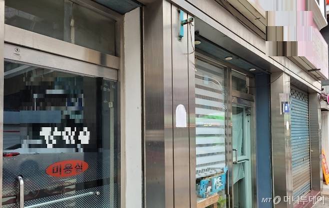 5일 서울 은평구 역촌동의 한 건물 상가 내 가게들 문이 굳게 닫혀 있다. 이 건물에 있는 공인중개사 사무실(제일 오른쪽)에서 지난 4일 오전 살인사건이 벌어졌다. / 사진 = 오진영 기자