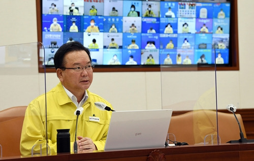 김부겸 국무총리가 "8일부터 소상공인 손실보상 제도가 시행돼 보상금 지급이 신속하게 이뤄지도록 최선을 다하겠다"고 밝혔다. 사진은 지난 5일 오전 서울 종로구 정부서울청사에서 열린 코로나19 중앙재난안전대책본부(중대본) 회의를 주재하는 김 총리 모습. /사진=뉴스1