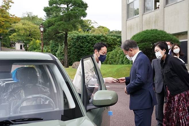 문재인 대통령이 현대자동차의 경형 SUV ‘캐스퍼’를 인수받았다. 사진은 이날 캐스퍼를 인도받는 문 대통령 모습. /사진=뉴스1(청와대 제공)