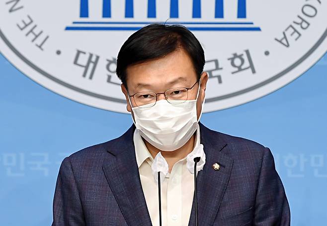 고위공직자범죄수사처(공수처)가 6일 윤석열 전 검찰총장의 ‘고발사주’ 의혹 수사와 관련, 국민의힘 정점식 의원의 국회 의원회관 사무실과 자택 압수수색에 들어갔다. 지난 8월 정 의원이 국회 소통관에서 국민의힘 재선의원 성명서를 발표하고 있다. [연합]