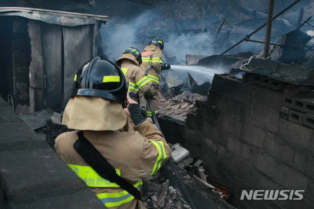 【속초=뉴시스】 2019년 4월4일 강원 고성에서 발생한 산불을 소방관들이 진화하고 있다. (사진= 뉴시스 DB) photo@newsis.com