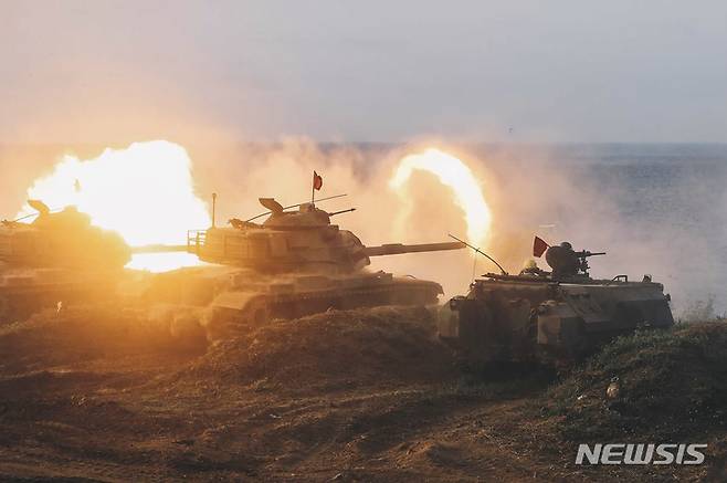 [펑후=AP/뉴시스] 15일 대만 펑후현에서 실시된 한광훈련 중 대만 기갑부대가 해안 상륙부대를 저지하기 위한 실사격 훈련을 하고 있다. 매년 5일간 실시되는 이 훈련은 대만을 자국의 영토라고 주장하는 중국의 공격에 대비하기 위한 것으로 중국군의 미사일 공격은 물론 상륙작전, 전자전, 사이버전 등 모든 침입을 시나리오로 해서 실시한다. 2021.09.15.