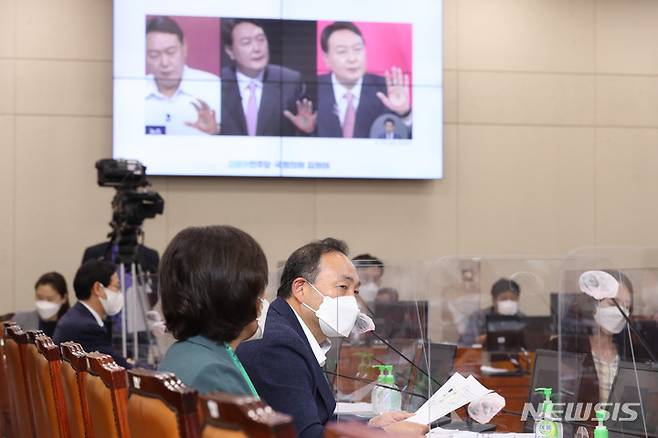 [서울=뉴시스] 최진석 기자 = 김원이 더불어민주당 의원이 6일 서울 국회에서 열린 국회 보건복지위원회의 보건복지부, 질병관리청에 대한 국정감사에서 윤석열 국민의힘 대선 경선 예비후보가 손바닥에 새긴 '왕(王)'자 논란 사진을 띄우고 코로나19 방역수칙 위반 의혹을 제기하고 있다. (공동취재사진) 2021.10.06. photo@newsis.com