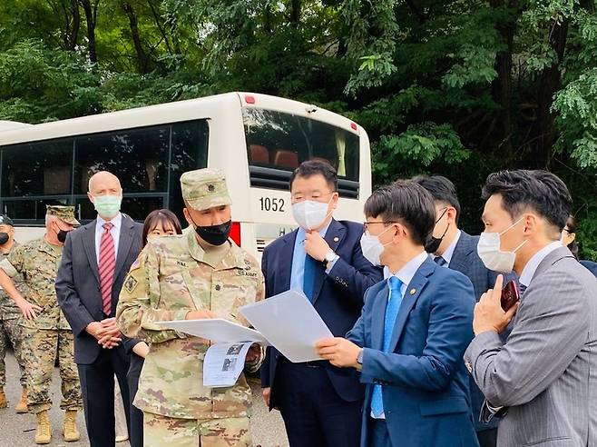 [서울=뉴시스] 6일 최종건 외교부 1차관과 박재민 국방부 차관이 함께 주한미군 용산기지를 찾았다.  가운데에 선 최 차관이 넥타이를 만지고 있다. 2021.10.06. *재판매 및 DB 금지