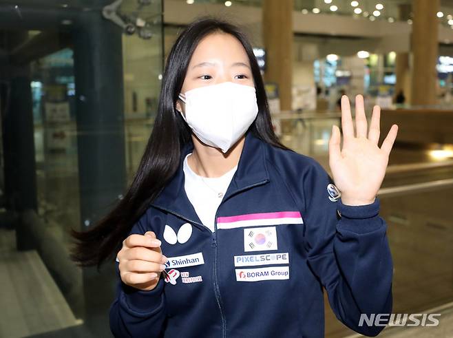 [인천공항=뉴시스] 고범준 기자 = 한국 여자탁구대표팀 신유빈이 카타르 도하에서 열린 2021 ITTF-ATTU 아시아탁구선수권대회 여자 복식 결승전에서 우승을 차지하고 6일 오후 인천국제공항 제1터미널을 통해 귀국하고 있다. 2021.10.06. bjko@newsis.com