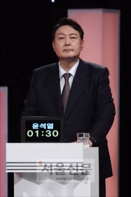 - 윤석열 국민의힘 대선 경선 후보가 5일 오후 서울 여의도 한국방송공사(KBS) 스튜디오에서 제6차 방송토론회를 준비하고 있다. 2021.10.5 박지환 기자 popocar@seoul.co.kr