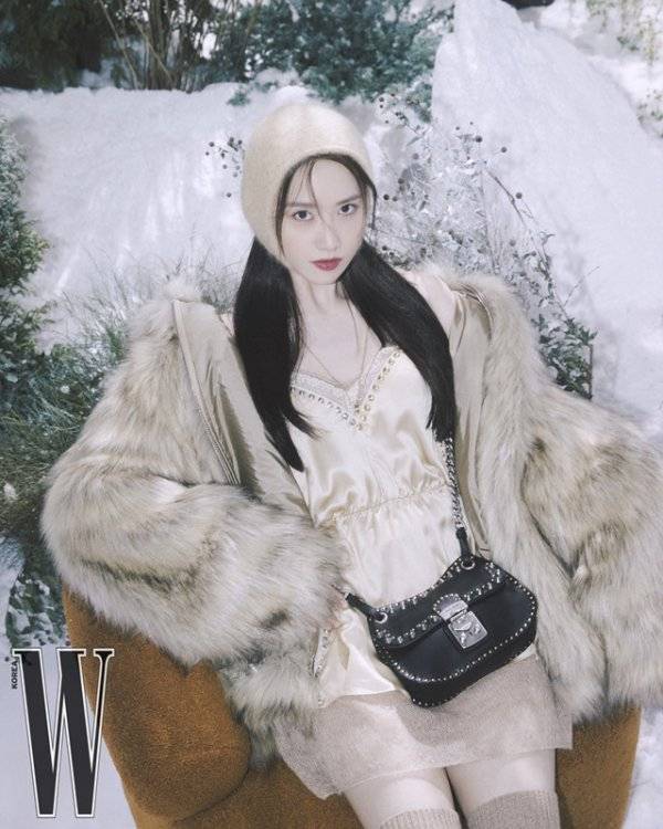 Im Yoon-ah was named an ambassador for a fashion brand.Im Yoon-ah in the cover photo completely digested this collection with a beautiful beauty and photogenic expression.Ski wear, eco fur, padding boots and other accessories to enhance the completeness of the picture.Im Yoon-ah has proved its strong role in various fields such as drama, film, advertisement, entertainment, YouTube, and its influence on the world.On the other hand, Im Yoon-ah has been acclaimed for his unique character digestion ability by showing cheerful charm and natural dialect acting as Song Rahi in the movie I Wish which is currently being praised.