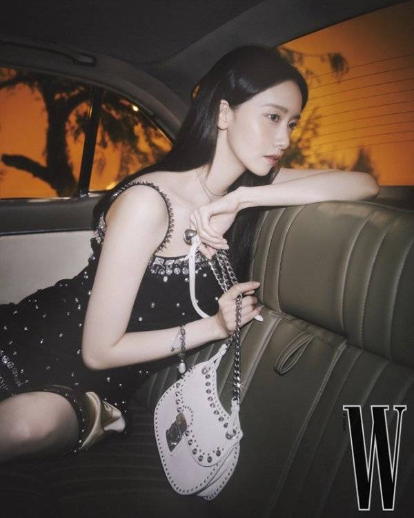 Im Yoon-ah was named an ambassador for a fashion brand.Im Yoon-ah in the cover photo completely digested this collection with a beautiful beauty and photogenic expression.Ski wear, eco fur, padding boots and other accessories to enhance the completeness of the picture.Im Yoon-ah has proved its strong role in various fields such as drama, film, advertisement, entertainment, YouTube, and its influence on the world.On the other hand, Im Yoon-ah has been acclaimed for his unique character digestion ability by showing cheerful charm and natural dialect acting as Song Rahi in the movie I Wish which is currently being praised.