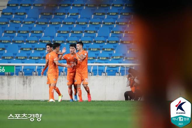 강원 FC 마티야(오른쪽)가 6일 인천축구전용경기장에서 열린 인천 유나이티드와의 하나원큐 K리그1 2021 26라운드 순연 경기에서 전반 종료 직전 골을 넣은 뒤 동료들과 기뻐하고 있다.     프로축구연맹 제공