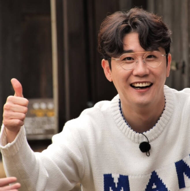 Young Tak caught his eye with a charming smile on his handsome face in the behind-the-scenes cut of Mulberry monkey school released on the official Instagram of TV Chosun on the afternoon of the 6th.Young Tak, which has a white knit and autumn atmosphere, added charm with Umji pose.Young Tak gave energy to fans in another photo with a bright smile and youthful appearance.moon wan-sik