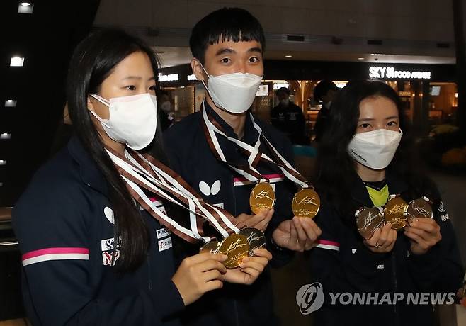 탁구 대표팀 이상수, 신유빈, 전지희 '금의환향' (영종도=연합뉴스) 임헌정 기자 = 카타르 도하에서 열린 아시아탁구선수권대회에서 값진 메달을 따낸 탁구 대표팀의 신유빈(왼쪽부터), 이상수, 전지희가 6일 오후 영종도 인천국제공항 제1여객터미널을 통해 귀국한 뒤 메달을 들어보이고 있다. 2021.10.6 kane@yna.co.kr