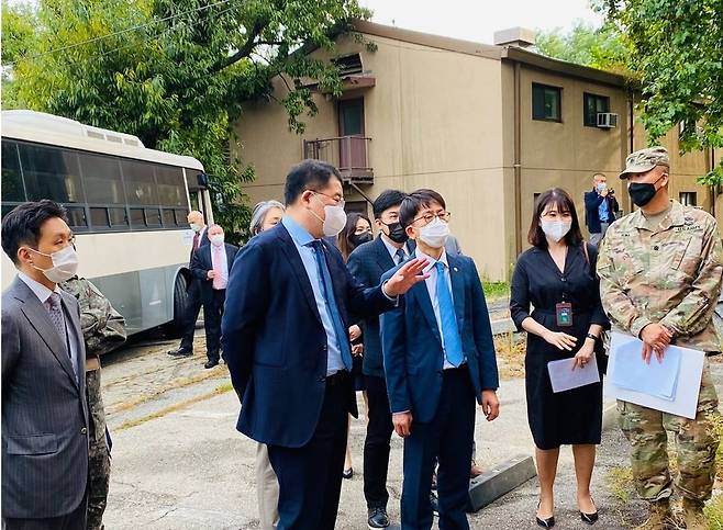 외교부와 국방부 차관, 주한미군 용산기지 합동 방문 (서울=연합뉴스) 최종건 외교부 1차관과 박재민 국방부 차관이 6일 주한미군 용산기지를 함께 방문해 용산기지 반환 진행 경과를 점검하고 있다. 2021.10.6 [외교부 제공]