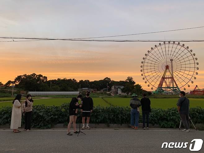 삼각대를 들고 일몰을 기다리는 관광객도 쉽게 볼 수 있다© 뉴스1