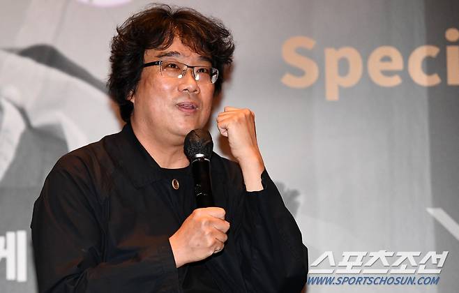 제26회 부산국제영화제 하마구치 류스케X봉준호 감독의 스페셜 대담이 7일 오후 부산 영화의 전당 중극장에서 열렸다. 봉준호 감독이 인터뷰를 하고 있다. 부산=박재만 기자 pjm@sportschosun.com/2021.10.07/