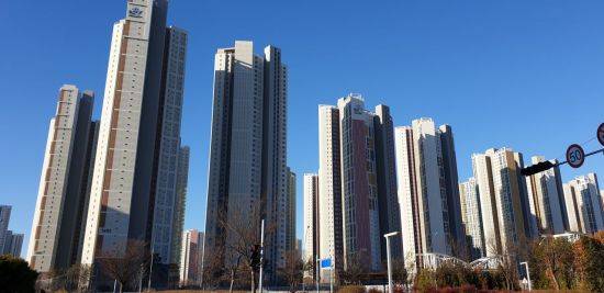 인천 3대 경제자유구역의 맏형 격인 송도국제도시 아파트값이 거침없이 오르면서 전용 84㎡ 실거래가가 15억원을 목전에 두고 있다. 송도국제도시 더샵퍼스트파크 단지 전경. (사진=류태민 기자)