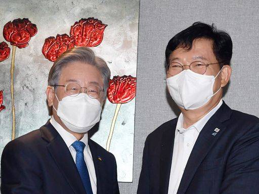 더불어민주당 송영길 대표와 당 대선주자 이재명 경기지사. /뉴시스