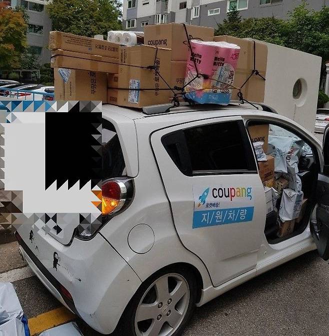 지난 9월 23일 온라인 커뮤니티에 올라온 쿠팡 플렉스 배송 차량. /김상훈 의원실 제공