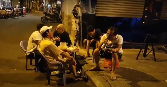 2018년 4월 베트남 하노이의 한 노상 주점에서 지인들과 술을 마시던 현지인이 마이크를 들고 볼레로를 열창하고 있다. 유튜브 캡처