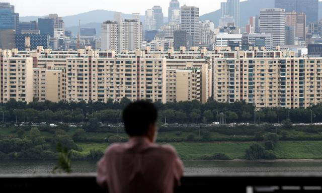 3일 서울 성동구 달맞이봉공원에서 바라본 한강 너머 강남구 압구정동 현대아파트 단지. 뉴시스