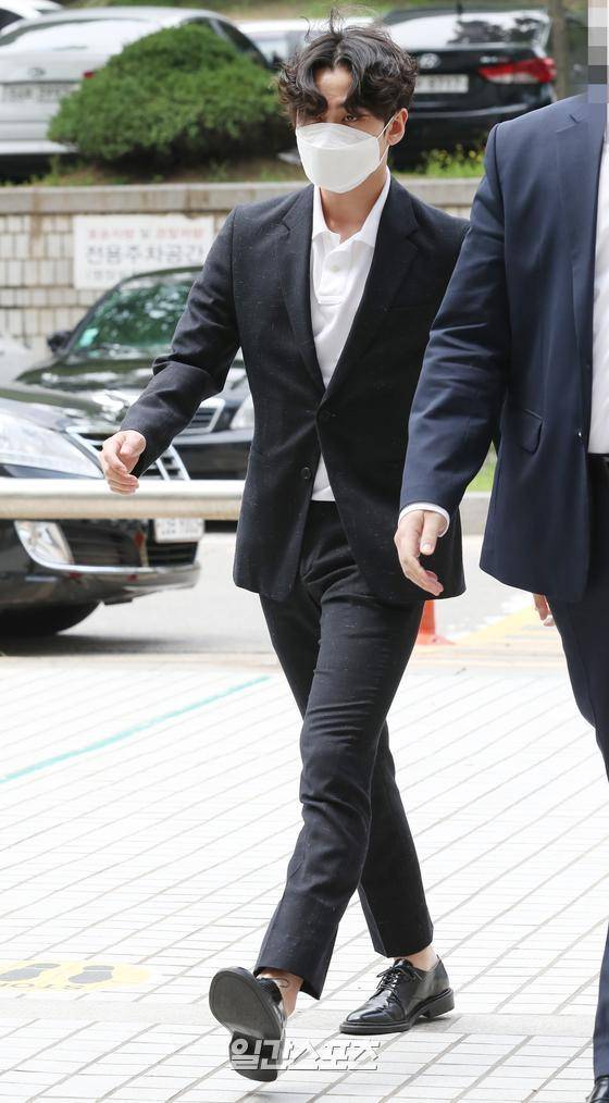 대마초 상습 흡연 혐의를 받고 있는 그룹 비투비 출신 정일훈이 10일 오후 서울 서초동 서울중앙지법에서 진행된 선고 공판에 참석하고 있다. 서울중앙지방법원 형사합의 22부(부장판사 양철한)는 10일 오후 2시 정일훈의 마약류 관리에 관한 법률 위반 혐의 선고 공판에서 장역 2년을 선고했다. 정일훈은 도주의 우려가 있어 법정구속됐다. 김진경 기자 kim.jinkyung@jtbc.co.kr/2021.06.10/