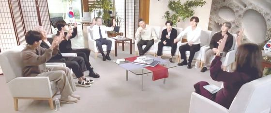 문재인 대통령은 BTS와 함께 유엔 총회에 참석한 후 미국 ABC 방송에 출연해 댄스 동작을 함께했다. [뉴스1]