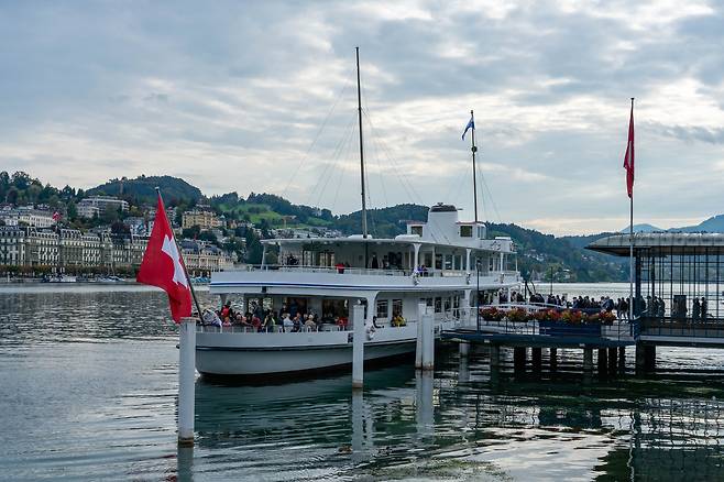 루체른과 비츠나우를 오가는 여객선. 오전 9시부터 많은 관광객이 몰렸다. 마스크를 벗을 수 있는 야외 자리부터 좌석이 찼다. 백종현 기자
