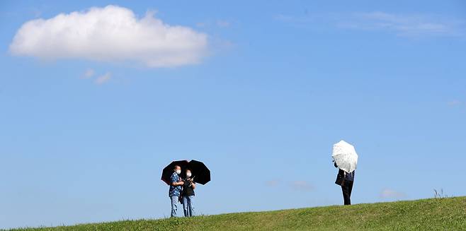 완연한 가을 날씨를 보인 9월 27일 전북 김제시 벽골제에서 나들이객들이 둑방길을 거닐며 파란 하늘을 뒤로 한 채 가을 정취를 느끼고 있다. 뉴스1