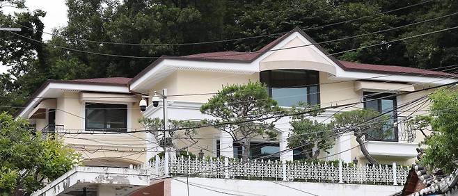 [서울=뉴시스]백동현 기자 = 검찰은 국정농단 사건으로 확정판결을 받은 박근혜 전 대통령이 벌금과 추징금을 자진 납부하지 않자 지난 3월 자택에 대한 압류를 진행하고, 한국자산관리공사(캠코)에 공매를 위임했다. 사진은 22일 서울 서초구 박 전 대통령 내곡동 자택. 2021.06.22.