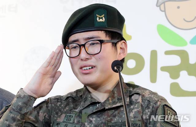 [서울=뉴시스]김근현 기자 = 임태훈 군인권센터 소장이 22일 오후 서울 마포구 군인권센터에서 휴가 중 해외에서 성전환 수술을 받고 돌아온 부사관 변희수 하사와 함께 육군의 전역 결정에 대한 긴급 기자회견을 하고 있다. 2020.01.22. khkim@newsis.com