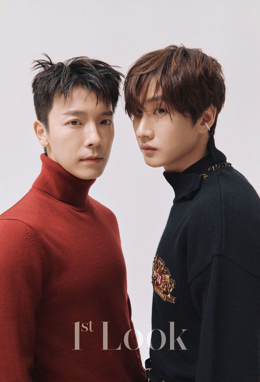 Super Junior-D&E has covered the cover of First Look Magazine No. 227.In this photo, which was filmed with the keyword of the 10th anniversary of its debut, Super Junior-D & E is attracted to the unique chemistry such as the autumn atmosphere with the opposite color and the back of the two together to make them look like one.Personal pictures are also expected to be hot with chic eyes and charisma.In addition, through an interview with the photo shoot, I think the first regular album is a 10th anniversary album and another start to formally declare Super Junior-D & E.Above all, it will be an album for fans and a gift to them. As for the relationship between the East Sea and the Eunhyuk, he said, We share the most personal stories besides work. We expressed our steam friendship by saying, We have a relationship like dog (Dong-Hae) and cat (Eunhyuk).Before the 10th anniversary of his debut, the genuine interview and pictorials of Super Junior-D&E, which is about to release a full-length album at the end of October, can be found in First Look 227 published today (7th).first look