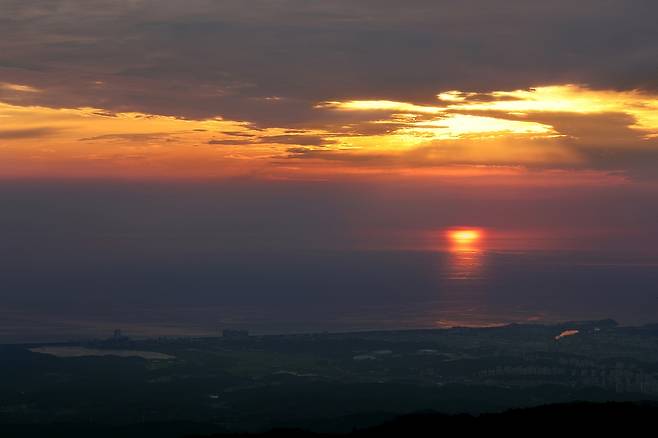 사방으로 시야가 탁 트인 동해전망대는 일출 명소로도 꼽힌다. 강릉 시내와 경포호 너머 너른 바다 위로 아침 해가 솟아오르는 
장관을 볼 수 있다. [사진/전수영 기자]