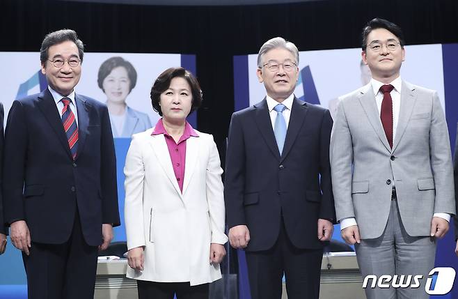 더불어민주당 대선 경선 후보인 이낙연(왼쪽부터), 추미애, 이재명, 박용진 후보가 5일 경기 부천시 OBS경인TV에서 열린 더불어민주당 제20대 대통령선거 후보자 방송토론회에 앞서 포토타임을 갖고 포즈를 취하고 있다. 2021.10.5/뉴스1 © News1 국회사진취재단