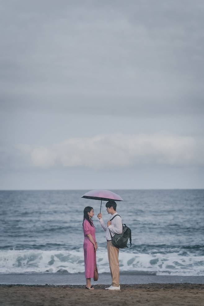 "서핑이라는 게 인생이랑 비슷해. 좋은 파도가 오면은 올라타고 잘 내려오고, 파도가 너무 높거나 없는 날에는 겸허히 받아들이고”./tvN