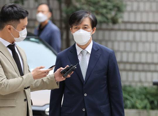 자녀 입시비리 혐의로 재판에 넘겨진 조국 전 법무부 장관이 8일 오전 서울 서초구 서울중앙지법에서 열린 1심 속행 공판에 출석하기 위해 법정으로 향하고 있다.   연합뉴스