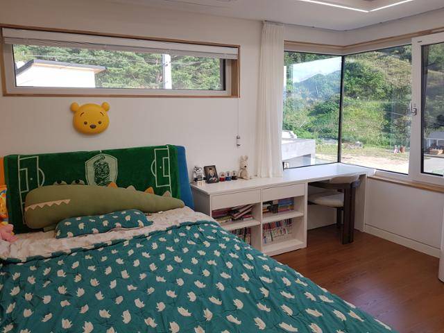 2층의 아이방. 'ㄱ' 자 코너 창으로 개방감을 주고자 했다. 송옥진 기자