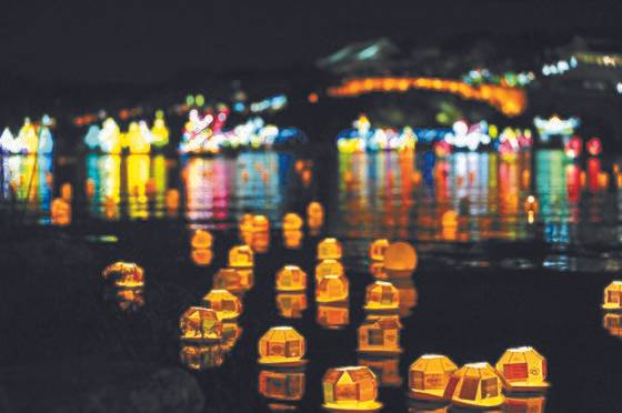 남강에 색색으로 떠 있는 유등. [사진 진주시]