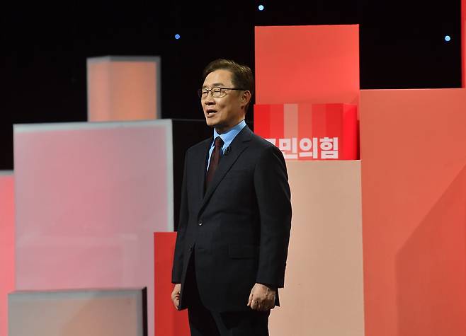 국민의힘 최재형 대선 경선 예비후보가 5일 오후 서울 여의도 한국방송공사 스튜디오에서 열린 제6차 방송토론회에서 인사말을 하고 있다. 국회사진기자단