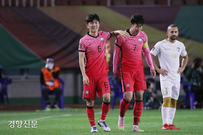 축구 국가대표 황인범(왼쪽)이 7일 경기 안산시 안산와스타디움에서 열린 2022 카타르 월드컵 아시아 최종예선 시리아와의 경기에서 골을 넣은 후 손흥민과 기쁨을 나누고 있다. 권도현 기자