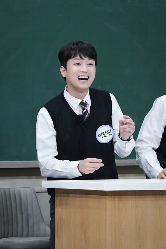 Singer Lee Chan One has released a touching anecdote with a fan.At the 301th JTBC Knowing Bros, which will be broadcasted at 7:40 pm on the 9th, the second story of Super Junior Eunhyuk and Dong-Hae, armed with pleasant artistic sense and full passion, and the beloved trotman Young Tak and Lee Chan One will be revealed.The four people who came to my brothers school released a special episode and filled my brothers school with laughter. Lee Chan One revealed his impressive story with a fan.The fact that a fan with Hearing impairment can only hear the voice of Lee Chan One.Lee Chan One said, I can not hear the voices of others, but I can only hear my voice. My brothers were surprised that they were miracle stories.Lee Chan-One repeatedly expressed his gratitude, saying, The gift that the fan made and sent is in the middle of my room.Eunhyuk also said, Tikitaka with our fans is different, he did not hide his affection for fans.A delightful anecdote of the pouring Super Junior fans gave a big smile to his brothers school.On the other hand, in the second class of my brothers school, a special game for my brothers school, which exceeded 300 times last week, continued.Especially, there is a transfer student who deceived his brothers in the game, and it is the back door that surprised everyone.Lee Chan Ones episode, which echoed at his brothers school, can be found at JTBC Knowing Bros, which is broadcasted at 7:40 pm on the 9th.