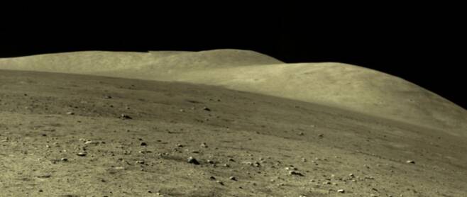 창어-5가 착륙한 달의 룀케르 산의 광활한 화산 구릉지.(출처: CNSA/CLEP)