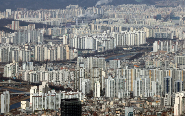 지난해 12월 14일 서울 송파구 롯데월드타워 전망대 서울스카이에서 바라본 강북 지역 아파트 단지. 2020.12.14 /서울경제DB