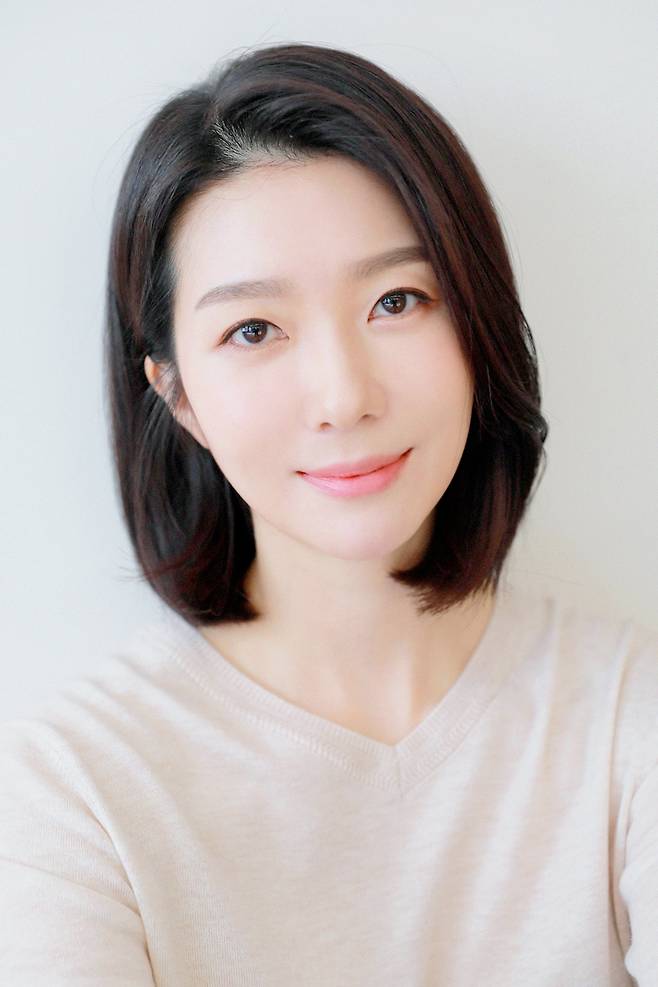 According to Vibe Actors on the 8th, Kim Ji Hyun will appear on the TVN Saturday Drama Gang Village Cha Cha Cha Cha as Suna.Suna appeared in the 6th episode, which was aired earlier, with a smile while holding a child in a photo that was kept by Kim Seon-ho.Then, I saw the picture of the two-piece tears, and I wondered what kind of story the two-pieces were intertwined with.Kim Ji Hyun has made a relationship with director Yoo Jae-won, who directed Gang Village Cha Cha Cha Cha, and TVN drama 100 million stars from the sky.Meanwhile, Kim Ji Hyun recently announced the news of JTBC Drama Council City and Thirty, Nine.