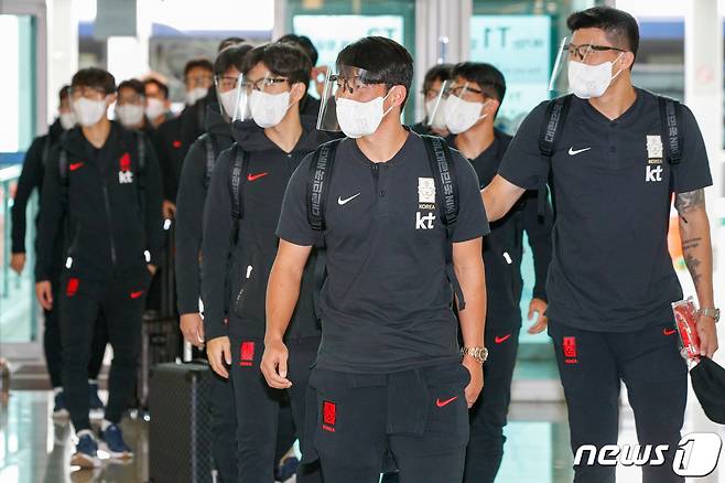 황희찬, 김민재를 비롯한 축구 국가대표팀이 9일 인천국제공항 1터미널 출국장에 도착하고 있다. 2021.10.9/뉴스1 © News1 안은나 기자